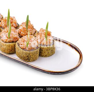 Essen, Eine Platte mit wunderschön zubereiteten Sushi-Happen aus Lachstartar, garniert mit grünen Zwiebeln. Das Gericht ist kunstvoll gestaltet und bietet lebhafte Ausstrahlung Stockfoto