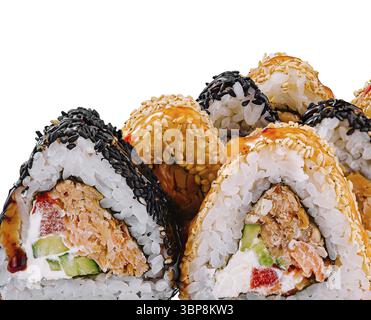 Essen, Auswahl an Sushi-Brötchen mit verschiedenen Füllungen, isoliert auf weißem Hintergrund Stockfoto