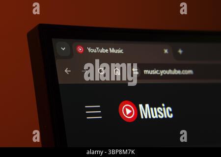 Dhaka, Bangladesch, 02. Juni 2025: Nahaufnahme eines Computerbildschirms, der das Webinterface von Youtube Music im dunklen Modus anzeigt Stockfoto