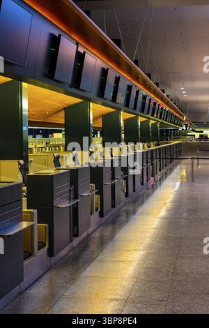 Beleuchteter und leerer Flughafen Check-in-Schalter am Flughafen Zürich bei Nacht im Flughafen Kloten, Zürich, Kanton Zürich, Schweiz, Europa Stockfoto