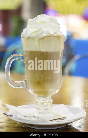 Glas Tasse Kaffee Latte mit Schlagsahne auf Holz Tabelle Stockfoto