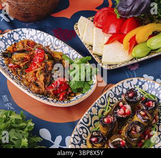 Essen, erleben Sie die lebendige und geschmackvolle traditionelle mediterrane Küche mit einer Vielzahl von gesunden und farbenfrohen Gerichten aus f Stockfoto