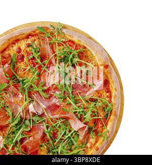 Essen, Eine köstliche hausgemachte Pizza mit goldener Kruste, garniert mit Tomatensauce, geschmolzenem Käse, frischem Rucola und dünnen Scheiben Schinken. Das ist es Stockfoto