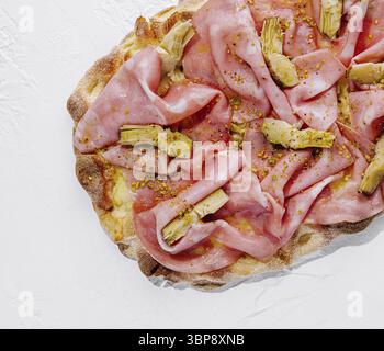 Essen, Square Pizza mit Schinken und Artischocken von oben Stockfoto