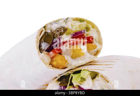 Essen, Wrap mit Hähnchennuggets, Gemüse und Sauce isoliert Stockfoto