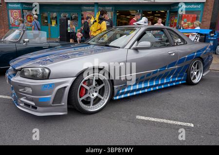 Nissan Skyline GT-R R34 Japanische Sportlimousine entkalkt sich in den Filmfarben Fast and Furious, die vom späten Paul Walker 2003 angetrieben wurden Stockfoto