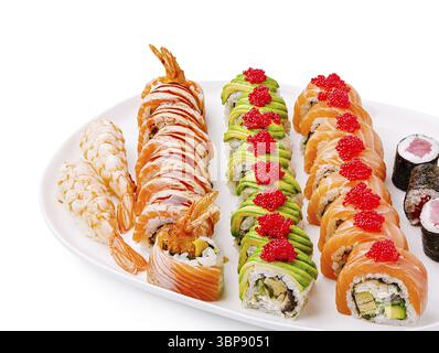 Essen, Eine wunderschön gestaltete Sushi-Platte mit einer Auswahl an frischen Brötchen, bunten Belägen und Garnelen. Das lebhafte Display zeigt Kulinarik Stockfoto