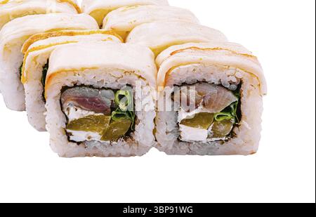 Essen, Ein Set von Sushi-Brötchen, die ordentlich angeordnet sind und die Schichten von Sushi-Reis, frischem Fisch und Gemüse zeigen. Die Rollen verfügen über eine Vielzahl von Texturen A Stockfoto