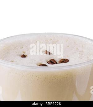 Essen, Eiskaffee in Plastikbecher mit Kaffeebohnen aus nächster Nähe Stockfoto