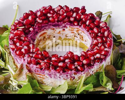 Essen, vertikales Bild mit weihnachtlich inspiriertem Salat aus nächster Nähe Stockfoto