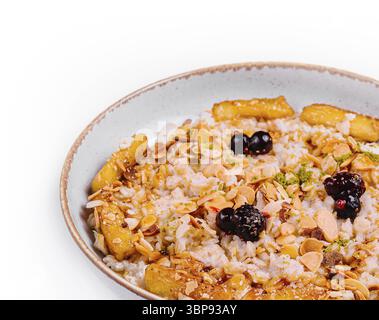 Essen, Müsli mit getrockneten Früchten und Milch in Keramikschale Stockfoto