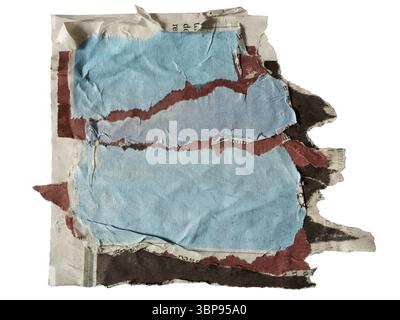 Collage aus Fragmenten blauer, roter, schwarzer und grauer Zeitungen auf weißem Hintergrund mit Beschneidungspfad Stockfoto