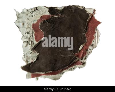 Collage aus Fragmenten der roten und schwarzen Zeitung auf weißem Hintergrund mit Beschneidungspfad Stockfoto