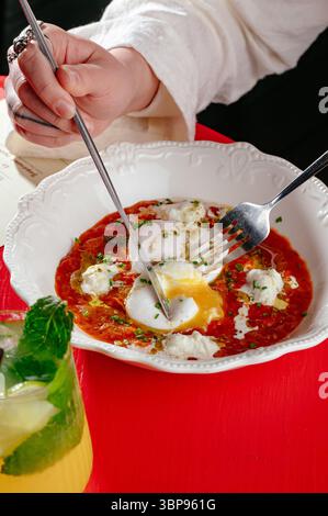Rührei in Tomatensauce mit Kräutern. Shakshuka Stockfoto