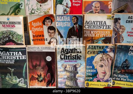 Eine farbenfrohe Sammlung von Vintage-Romanen von Agatha Christie, die nebeneinander präsentiert werden und klassische Detektivliteratur und Titel zeigen. Stockfoto