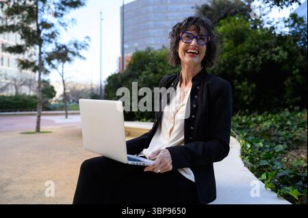 Selbstbewusste Geschäftsfrau, die in barcelona im Freien arbeitet Stockfoto