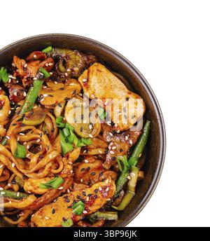 Essen, Blick von oben auf eine Schüssel gefüllt mit aromatischen asiatisch inspirierten scharfen Nudelgerichten Stockfoto