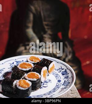 Essen, Sake Maki Sushi - Brötchen mit frischem Lachs Stockfoto