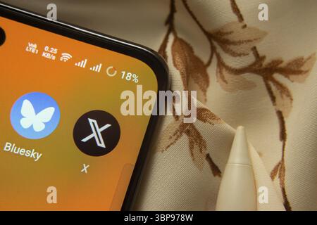 Dhaka, Bangladesch, 07. Mai 2025: BlueSky und X App-Symbol wird auf dem Smartphone angezeigt Stockfoto