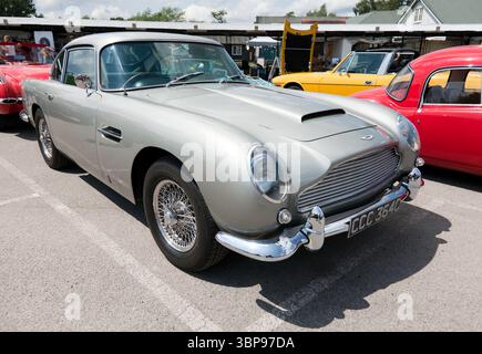 Dreiviertel-Vorderansicht eines Silver 1965, Aston Martin DB5, ausgestellt im Brooklands Museum, Weybridge Stockfoto
