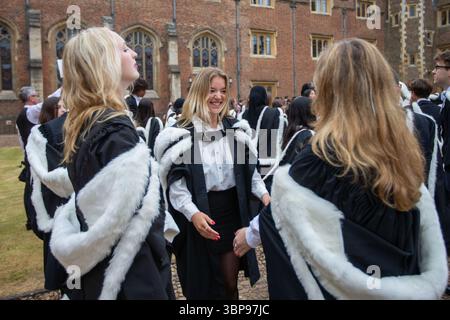 Eigenständiges Bild vom 2. Juli zeigt Studenten des St John’s College, die an der Abschlussfeier an der Cambridge University Today (Mittwoch) teilnehmen. Sie sind par Stockfoto
