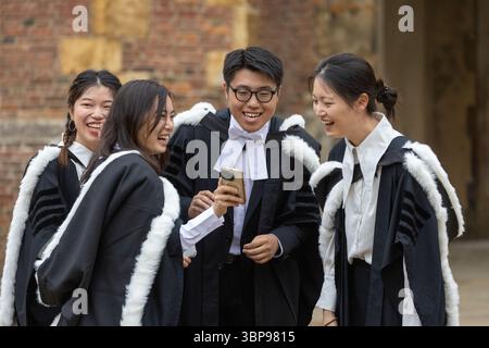 Eigenständiges Bild vom 2. Juli zeigt Studenten des St John’s College, die an der Abschlussfeier an der Cambridge University Today (Mittwoch) teilnehmen. Sie sind par Stockfoto
