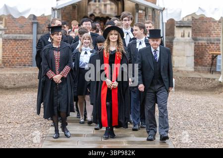 Eigenständiges Bild vom 2. Juli zeigt Studenten des St John’s College, die an der Abschlussfeier an der Cambridge University Today (Mittwoch) teilnehmen. Sie sind par Stockfoto