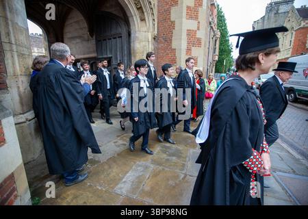 Eigenständiges Bild vom 2. Juli zeigt Studenten des St John’s College, die an der Abschlussfeier an der Cambridge University Today (Mittwoch) teilnehmen. Sie sind par Stockfoto