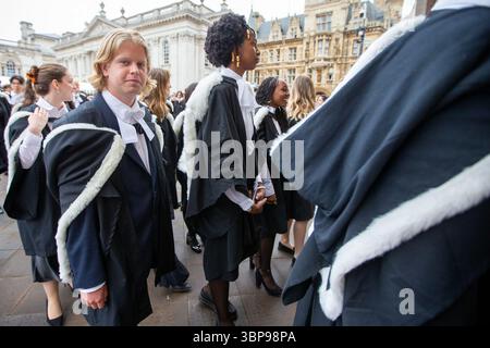 Eigenständiges Bild vom 2. Juli zeigt Studenten des St John’s College, die an der Abschlussfeier an der Cambridge University Today (Mittwoch) teilnehmen. Sie sind par Stockfoto