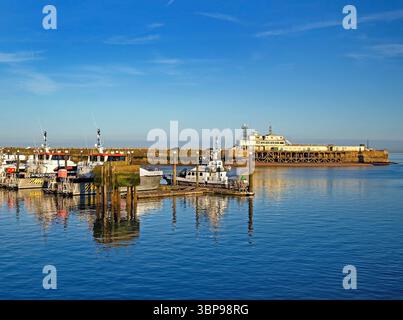 Großbritannien, Kent, Thanet, Ramsgate Harbour, Outer Harbour und Royal Brasserie. Stockfoto