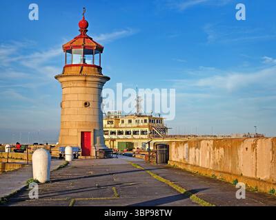Großbritannien, Kent, Thanet, Ramsgate Harbour, Lighthouse und Royal Harbour Brasserie. Stockfoto