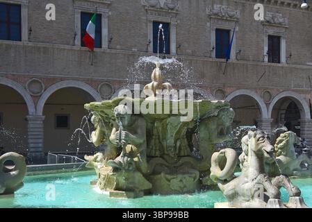 Pesaro war die italienische Kulturhauptstadt 2024 und ist eine Hafenstadt in der Region Marken - italienische Marken, sowie Hauptstadt und Verwaltungssitz der Provinz Pesaro und Urbino. Pesaro liegt an der Adria und hat 95,392 Einwohner - Stand 31. Dezember 2023. Nachbargemeinden sind Fano, Gabicce Mare, Gradara, Mombaroccio, Monteciccardo, Montelabbate, Tavullia und Vallefoglia. Foto: Brunnen am Piazza del Popolo *** Pesaro war die italienische Kulturhauptstadt 2024 und ist eine Hafenstadt in der italienischen Region Marken sowie Hauptstadt und Verwaltungssitz der Provinz Pesaro und Urbin Stockfoto