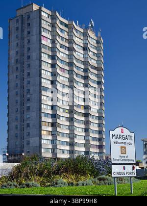 UK, Kent, Thanet, Margate, Arlington House und Margate begrüßen Sie Sign. Stockfoto