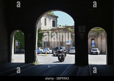 Pesaro war die italienische Kulturhauptstadt 2024 und ist eine Hafenstadt in der Region Marken - italienische Marken, sowie Hauptstadt und Verwaltungssitz der Provinz Pesaro und Urbino. Pesaro liegt an der Adria und hat 95,392 Einwohner - Stand 31. Dezember 2023. Nachbargemeinden sind Fano, Gabicce Mare, Gradara, Mombaroccio, Monteciccardo, Montelabbate, Tavullia und Vallefoglia. Foto: Altstadt *** Pesaro war die italienische Kulturhauptstadt 2024 und ist eine Hafenstadt in der italienischen Region Marken, sowie Hauptstadt und Verwaltungssitz der Provinz Pesaro und Urbino Pesaro Stockfoto