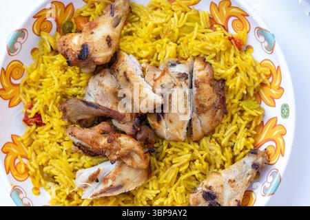 Indische Hühnchen Biryani Gewürze auf weißer Platte, Nahaufnahme Stockfoto