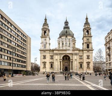 St. Stephans Basilika, Budapest, neoklassizistische Kirche mit Menschen auf dem Platz, Ungarn, März 2025 Stockfoto