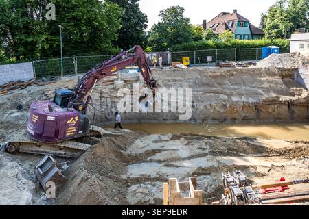 Das Mia- und Hermann-Hessen-Haus ist durch eine Baustelle oberhalb des Hanges bedroht. Hermann Hesse lobte einmal die Lage seines Grundstücks mit den Worten: 'Die Lage ist sehr schön, Quellwasser ist sehr nah, und es sind nur drei Minuten zum Dorf mit weitem Blick auf zwei Seiten.' Es sieht so aus, als würde der mehrgeschossige Neubau nun die Wasserversorgung des historischen Gartens von Hermann Hesse unterbrechen, da der Neubau auch mehrere Stockwerke unterirdisch erweitert und alte Wasseradern unterbricht, die die Pflanzen und Bäume unterhalb der Hanglage mit Wasser versorgten. Gaienhofen, Baden-Württemberg, Germa Stockfoto