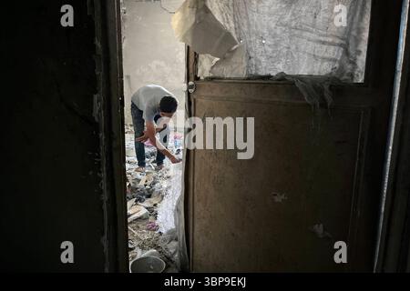 Eine Ansicht der Schäden am Rimal Klinikgebäude Eine Ansicht der Schäden am Rimal Klinikgebäude, in dem Vertriebene nach den israelischen Angriffen in Gaza-Stadt am 7. Juli 2025 untergebracht sind. Foto: Hadi Daoud apaimages Gaza-Stadt Gaza-Streifen palästinensisches Gebiet 070725 Gaza HD 004 Copyright: XapaimagesxHadixDaoudxxapaimagesx Stockfoto