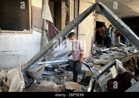 Eine Ansicht der Schäden am Rimal Klinikgebäude Eine Ansicht der Schäden am Rimal Klinikgebäude, in dem Vertriebene nach den israelischen Angriffen in Gaza-Stadt am 7. Juli 2025 untergebracht sind. Foto: Hadi Daoud apaimages Gaza-Stadt Gaza-Streifen palästinensisches Gebiet 070725 Gaza HD 001 Copyright: XapaimagesxHadixDaoudxxapaimagesx Stockfoto