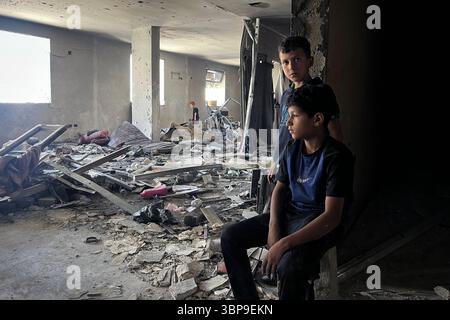 Eine Ansicht der Schäden am Rimal Klinikgebäude Eine Ansicht der Schäden am Rimal Klinikgebäude, in dem Vertriebene nach den israelischen Angriffen in Gaza-Stadt am 7. Juli 2025 untergebracht sind. Foto: Hadi Daoud apaimages Gaza-Stadt Gaza-Streifen palästinensisches Gebiet 070725 Gaza HD 005 Copyright: XapaimagesxHadixDaoudxxapaimagesx Stockfoto