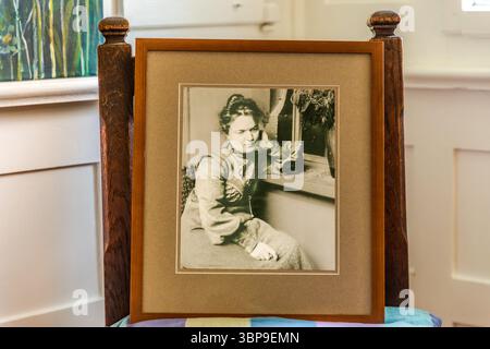 Die Fotografie im Mia- und Hermann-Hessen-Haus zeigt Mia Hesse, die mit einem ernsten, traurigen Ausdruck am Fenster ihres Hauses in Gaienhofen sitzt. Hermann-Hesse-Weg, Gaienhofen, Baden-Württemberg, Deutschland Stockfoto