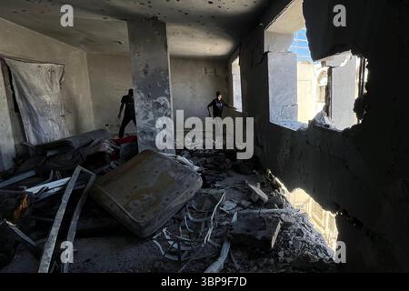 Eine Ansicht der Schäden am Rimal Klinikgebäude Eine Ansicht der Schäden am Rimal Klinikgebäude, in dem Vertriebene nach den israelischen Angriffen in Gaza-Stadt am 7. Juli 2025 untergebracht sind. Foto: Hadi Daoud apaimages Gaza-Stadt Gaza-Streifen palästinensisches Gebiet 070725 Gaza HD 0023 Copyright: XapaimagesxHadixDaoudxxapaimagesx Stockfoto