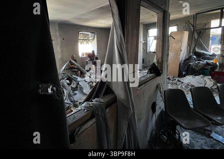 Eine Ansicht der Schäden am Rimal Klinikgebäude Eine Ansicht der Schäden am Rimal Klinikgebäude, in dem Vertriebene nach den israelischen Angriffen in Gaza-Stadt am 7. Juli 2025 untergebracht sind. Foto: Hadi Daoud apaimages Gaza-Stadt Gaza-Streifen palästinensisches Gebiet 070725 Gaza HD 0019 Copyright: XapaimagesxHadixDaoudxxapaimagesx Stockfoto