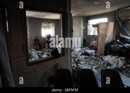 Eine Ansicht der Schäden am Rimal Klinikgebäude Eine Ansicht der Schäden am Rimal Klinikgebäude, in dem Vertriebene nach den israelischen Angriffen in Gaza-Stadt am 7. Juli 2025 untergebracht sind. Foto: Hadi Daoud apaimages Gaza-Stadt Gaza-Streifen palästinensisches Gebiet 070725 Gaza HD 0018 Copyright: XapaimagesxHadixDaoudxxapaimagesx Stockfoto