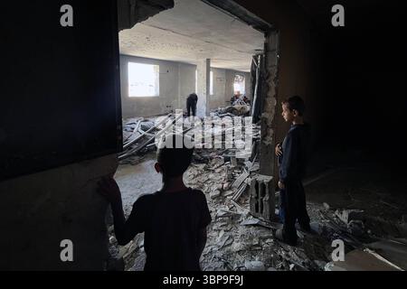 Eine Ansicht der Schäden am Rimal Klinikgebäude Eine Ansicht der Schäden am Rimal Klinikgebäude, in dem Vertriebene nach den israelischen Angriffen in Gaza-Stadt am 7. Juli 2025 untergebracht sind. Foto: Hadi Daoud apaimages Gaza-Stadt Gaza-Streifen palästinensisches Gebiet 070725 Gaza HD 0022 Copyright: XapaimagesxHadixDaoudxxapaimagesx Stockfoto