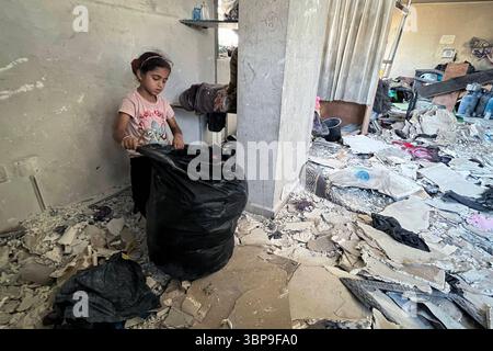 Eine Ansicht der Schäden am Rimal Klinikgebäude Eine Ansicht der Schäden am Rimal Klinikgebäude, in dem Vertriebene nach den israelischen Angriffen in Gaza-Stadt am 7. Juli 2025 untergebracht sind. Foto: Hadi Daoud apaimages Gaza-Stadt Gaza-Streifen palästinensisches Gebiet 070725 Gaza HD 0012 Copyright: XapaimagesxHadixDaoudxxapaimagesx Stockfoto