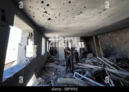Eine Ansicht der Schäden am Rimal Klinikgebäude Eine Ansicht der Schäden am Rimal Klinikgebäude, in dem Vertriebene nach den israelischen Angriffen in Gaza-Stadt am 7. Juli 2025 untergebracht sind. Foto: Hadi Daoud apaimages Gaza-Stadt Gaza-Streifen palästinensisches Gebiet 070725 Gaza HD 0017 Copyright: XapaimagesxHadixDaoudxxapaimagesx Stockfoto