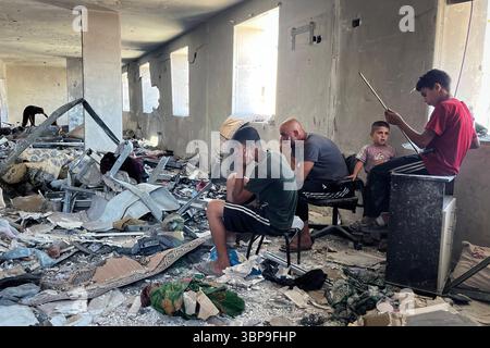 Eine Ansicht der Schäden am Rimal Klinikgebäude Eine Ansicht der Schäden am Rimal Klinikgebäude, in dem Vertriebene nach den israelischen Angriffen in Gaza-Stadt am 7. Juli 2025 untergebracht sind. Foto: Hadi Daoud apaimages Gaza-Stadt Gaza-Streifen palästinensisches Gebiet 070725 Gaza HD 0021 Copyright: XapaimagesxHadixDaoudxxapaimagesx Stockfoto