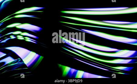 Abstrakte Neonlichtwellen in leuchtendem Grün, Blau und Lila vor dunklem Hintergrund. 3D-Rendering Stockfoto