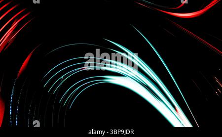Abstrakte Lichtspuren in lebendigem Rot und Blau auf schwarzem Hintergrund 3D-Rendering Stockfoto